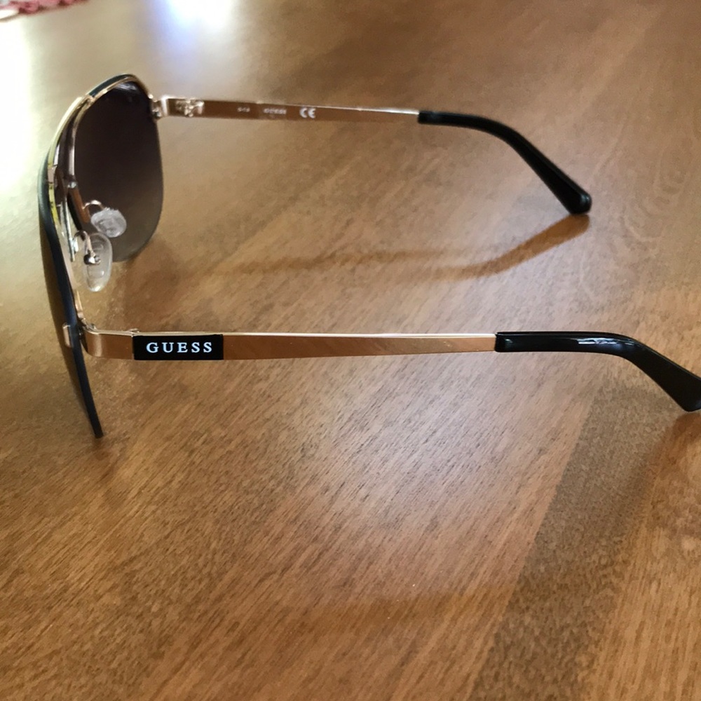 Brand new GUESS sunglasses - Picture 2 of 3